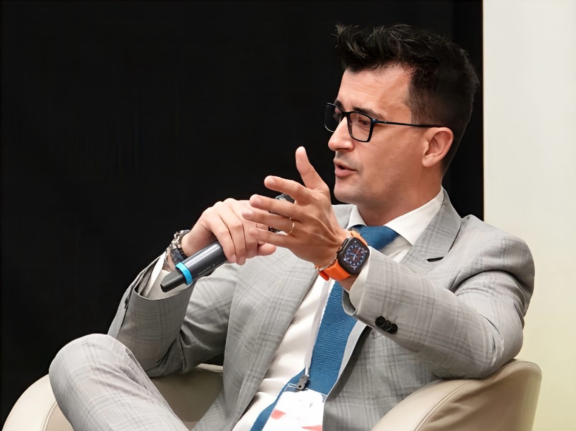 Ervin Ukaj speaking on a conference panel